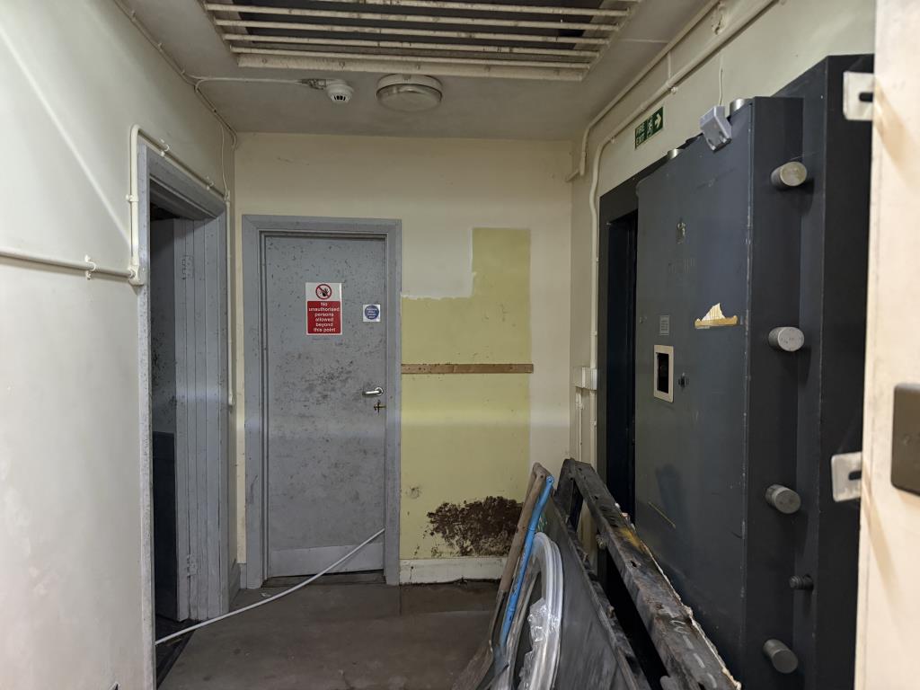Lot: 98 - FORMER VAULT WITH PLANNING FOR CONVERSION INTO A SINGLE RESIDENTIAL APARTMENT - Entrance hallway